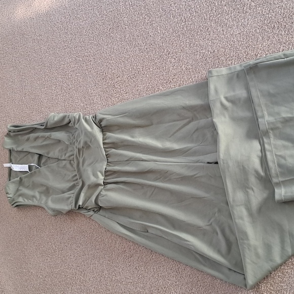 MEDIUM    HALARA V NECK EASY PEEZY RUCHED JUMPSUIT - Picture 5 of 10